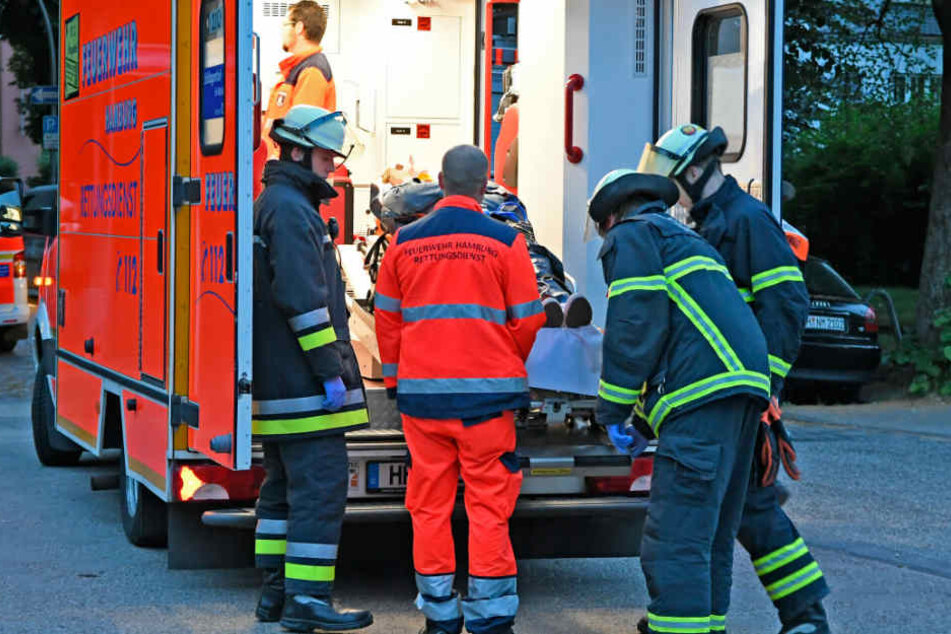 Rettungskräfte versorgen einen der verletzten Insassen.