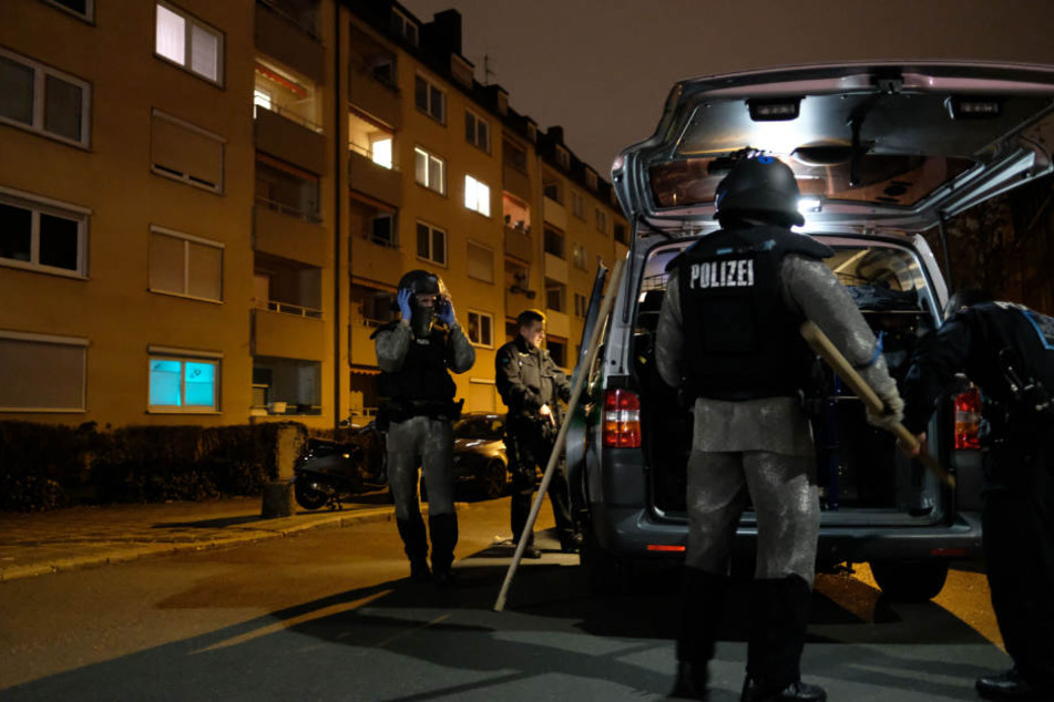 Von dem Täter fehlt bislang jede Spur.
