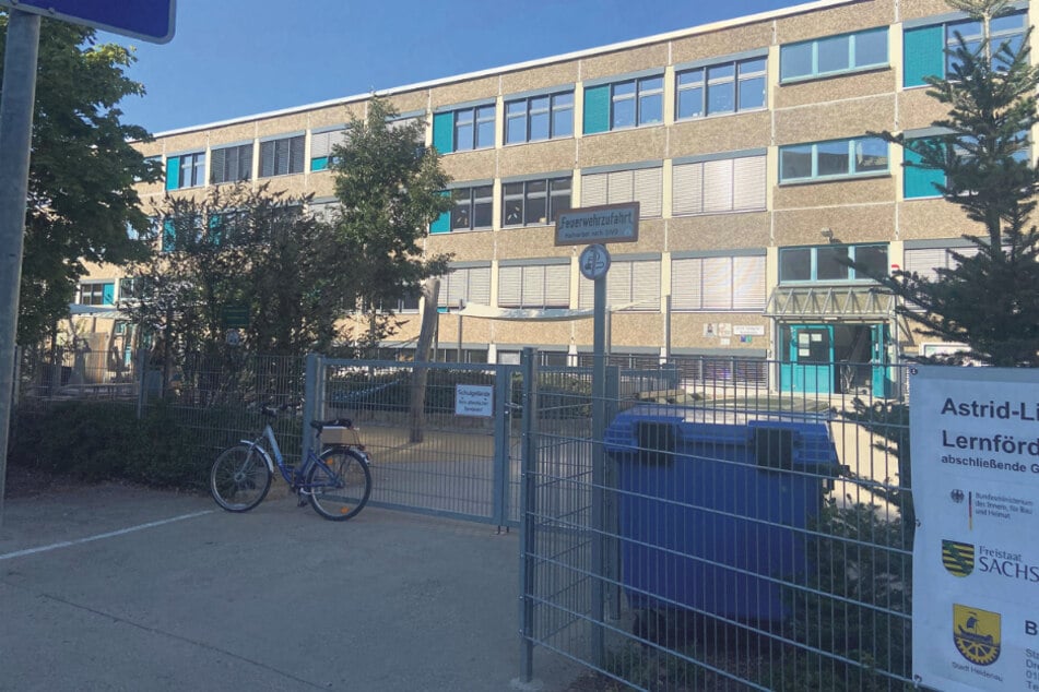 Vor der Astrid-Lindgren-Schule in Heidenau kam es zum Streit ums falsche Parken.