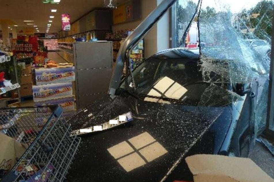 Audi-Fahrerin (89) verwechselt Gas mit Bremse und rast in Netto