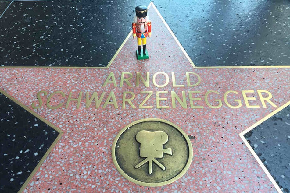 Selbst in Hollywood mischte sich der Kleine unter die Stars. Immer wieder
wurden seine Reisebegleiter von Fremden angesprochen, ob sie mit dem Nussknacker ein Selfie machen dürfen. Aber
gerne doch!