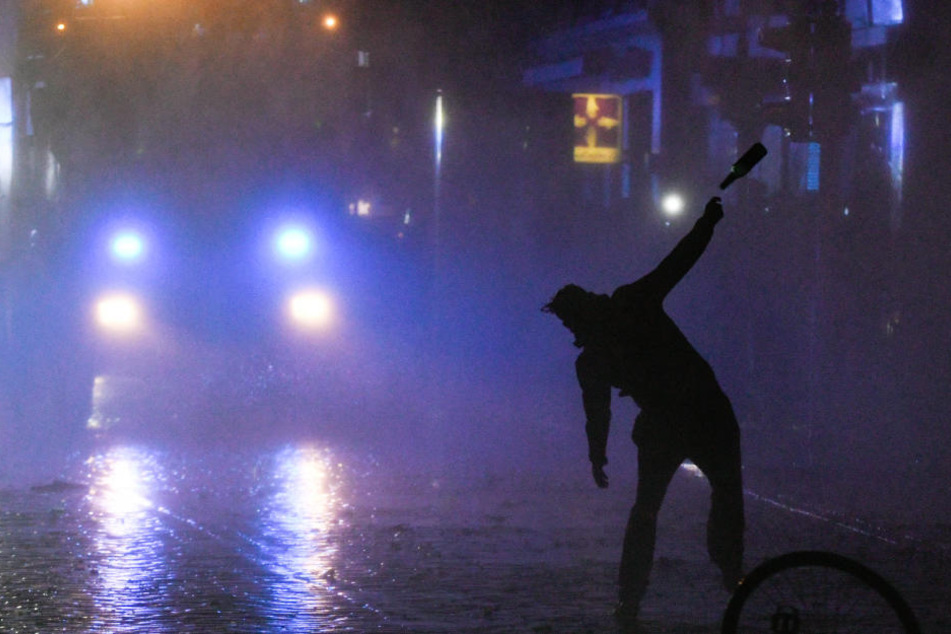 Ob Flaschenwürfe oder andere Angriffe auf Polizisten - Hamburg will alle Straftaten im Rahmen des G20-Gipfels aufklären (Archivbild).