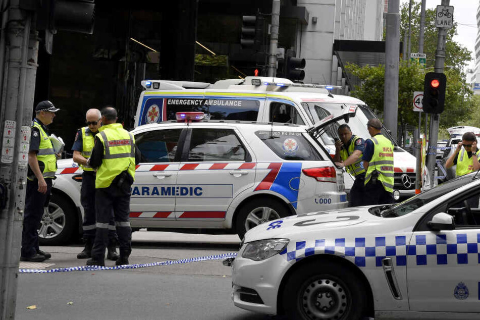 Polizisten stehen am 20.01.2017 in Melbourne, nachdem ein Auto durch eine Fußgängerzone gefahren ist, am Tatort.