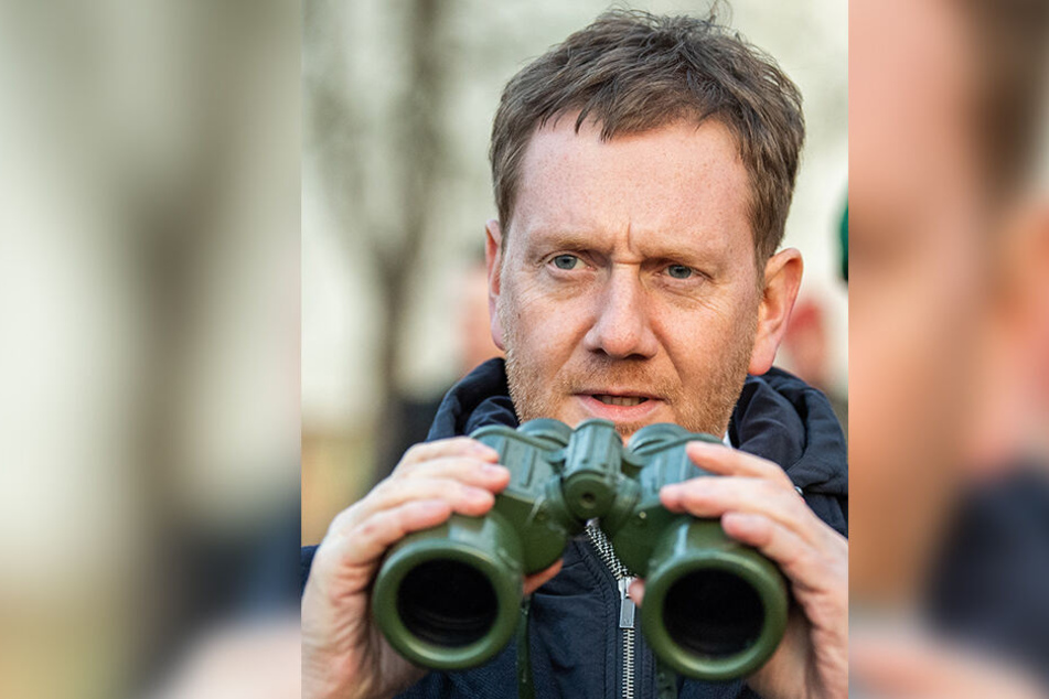 Hat alles im Blick: Ministerpräsident Michael Kretschmer (43, CDU) zu Besuch bei der Bundeswehr.