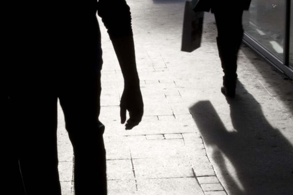 Der 29-Jährige beobachtete, wie die Frau von einem Mann bedrängt wurde.