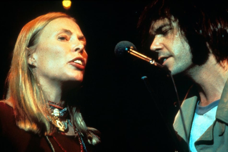 Joni Mitchell (l.) and Neil Young perform together in 1978 (archive image).