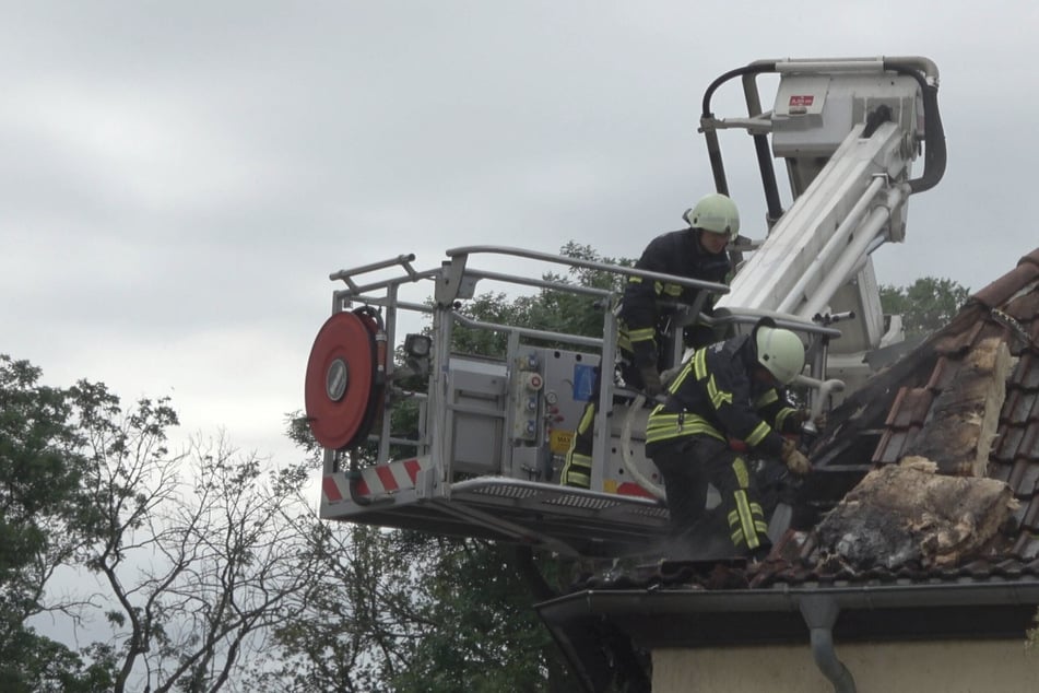 Leipzig: Feuerwehreinsatz in Leipzig: Garagenbrand greift auf Wohnhaus über