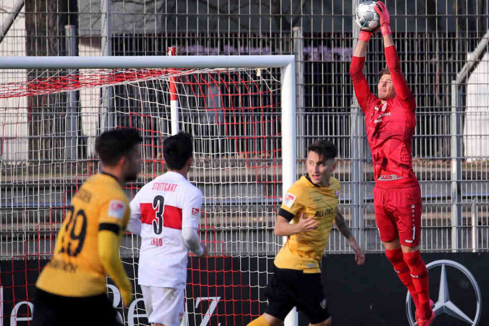 Gregor Kobel (r) hält die Kugel im Test gegen Dynamo Dresden fest: Auch gegen Heidenheim darf der Keeper von Anfang an ran.