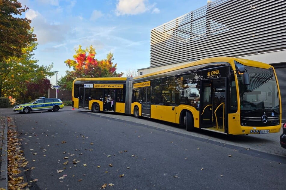 Die Bewohner wurden in einem Bus der DVB untergebracht.