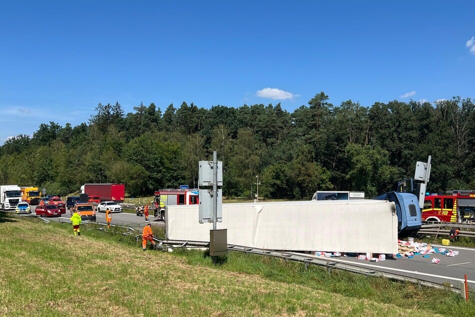 Wegen eines quer liegenden Lkw musste die A93 bei Regenstauf gesperrt werden.