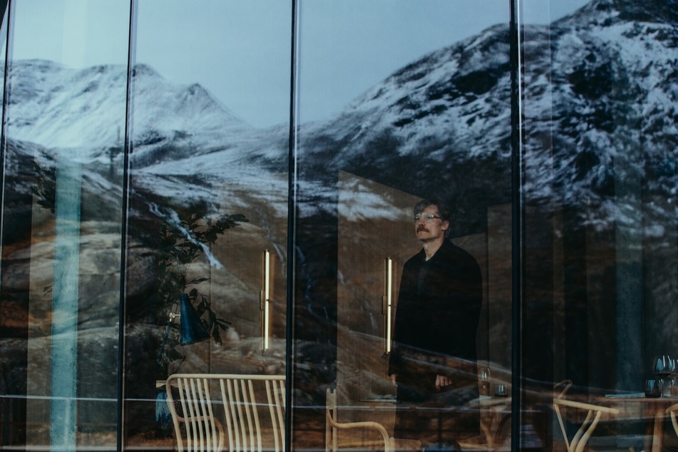 Im "Hotel Aurora" will Max seinem Leben ein Ende setzen.