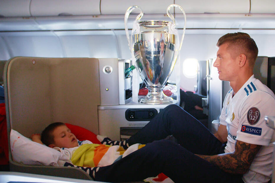 Das erste Bild aus dem Dokumentarfilm "Kroos" zeigt Toni mit seinem Sohn auf dem Heimflug vom Champions-League-Finale 2018.