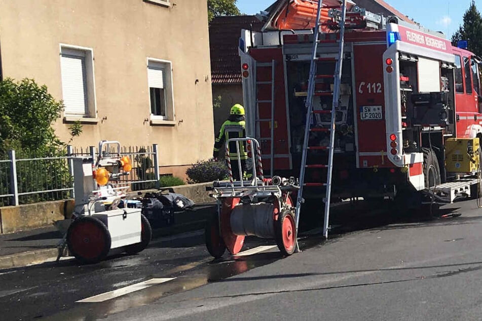 Das Foto zeigt Einsatzkräfte der Feuerwehr in Bergrheinfeld bei Schweinfurt.