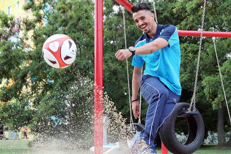 Kostadin Velkov hat auch im Sandkasten Spaß mit dem Ball.