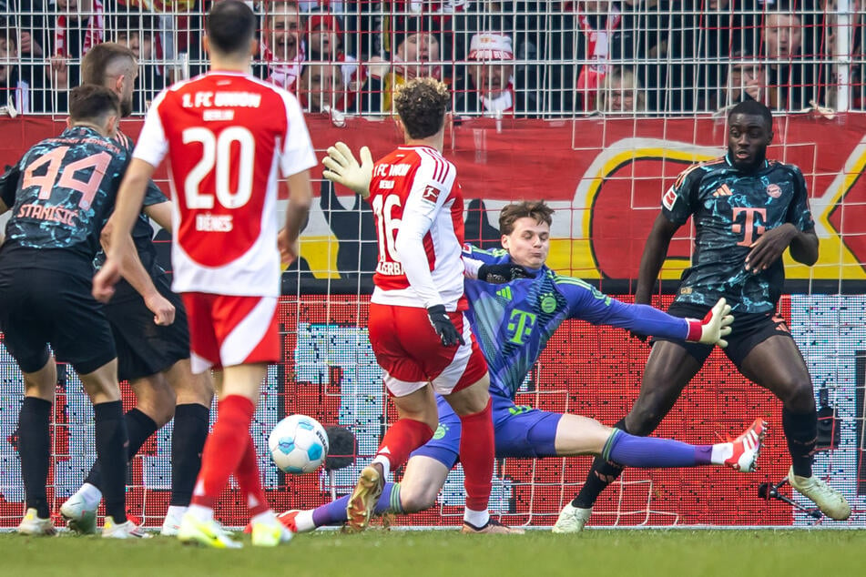 Benedict Hollerbach (3.v.r) überwindet Keeper Jonas Urbig nach seinem Patzer