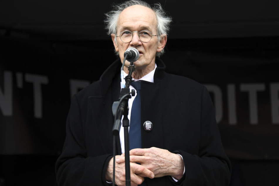 John Shipton, Vater des WikiLeaks-Gründers Assange, spricht bei einer Kundgebung auf dem "Parliament Square" gegen die Auslieferung seines Sohnes in die USA.