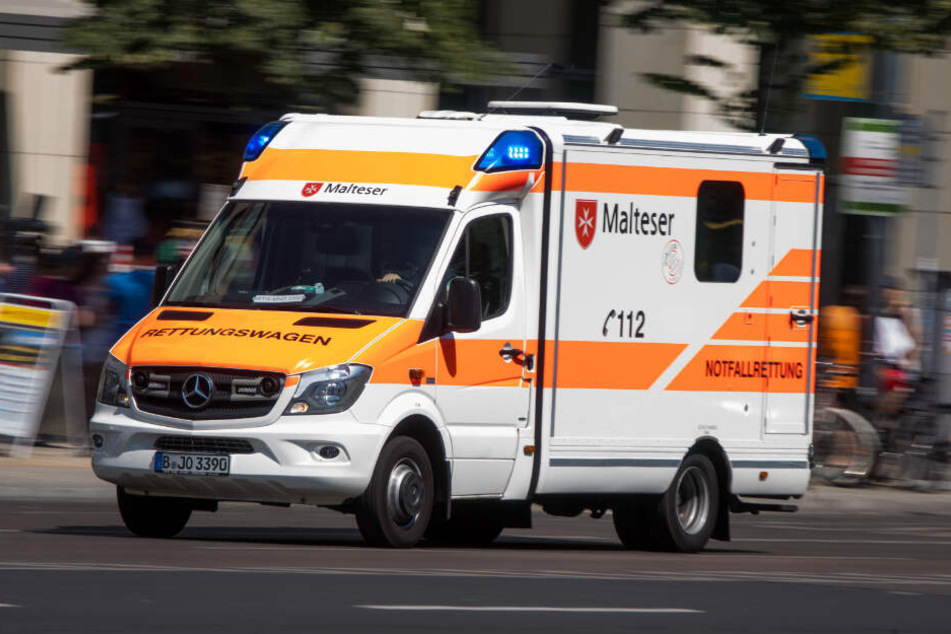 Ein Rettungswagen ist mit Blaulicht im Zentrum von Berlin unterwegs. (Symbolbild)
