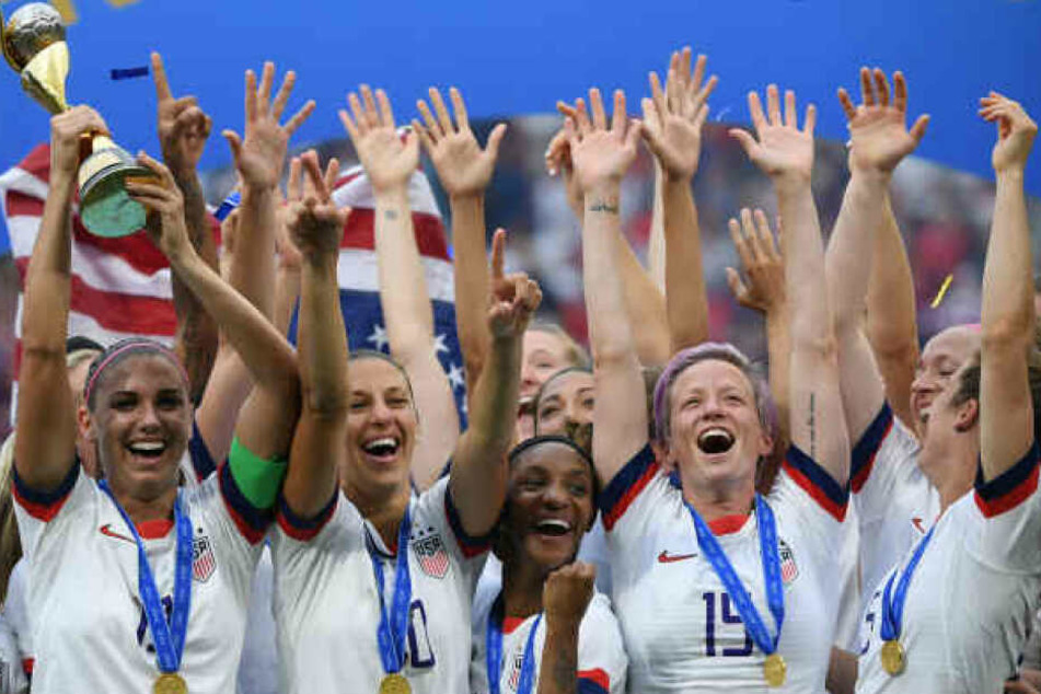 Der Verband kann sich mit 4-Sternen auf dem Trikot schmücken. Jetzt wollen die US-Mädels gegen die aus ihrer Sicht ungerechten Bezahlungen kämpfen.