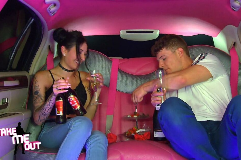 Shirin aus Dresden und Manu plünderten sämtliche Ess- und Trinkvorräte in der Limousine.