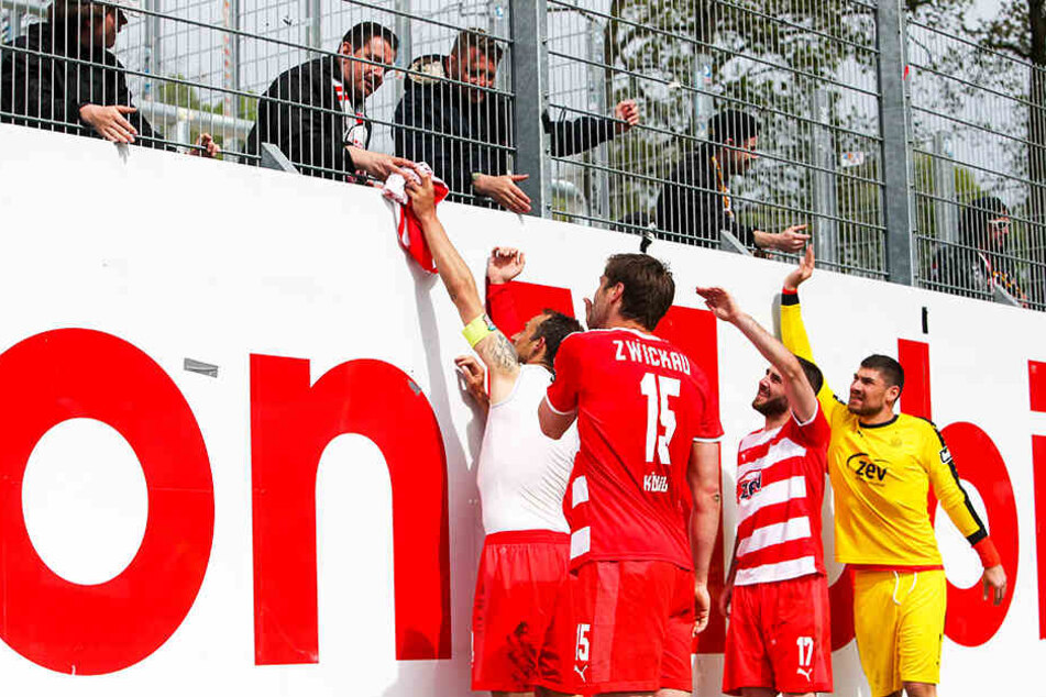 Tolle Geste und kleine Entschädigung! FSV-Kapitän Toni Wachsmuth schenkte einem treuen Fan sein Trikot.