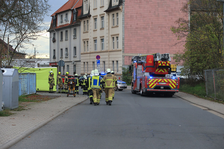 Die Bruno-Kunzte-Straße in Nordhausen: Ein Mann drohte am Sonntagnachmittag, das vordere Mehrfamilienhaus in die Luft zu jagen. Polizei und Feuerwehr rückten an.