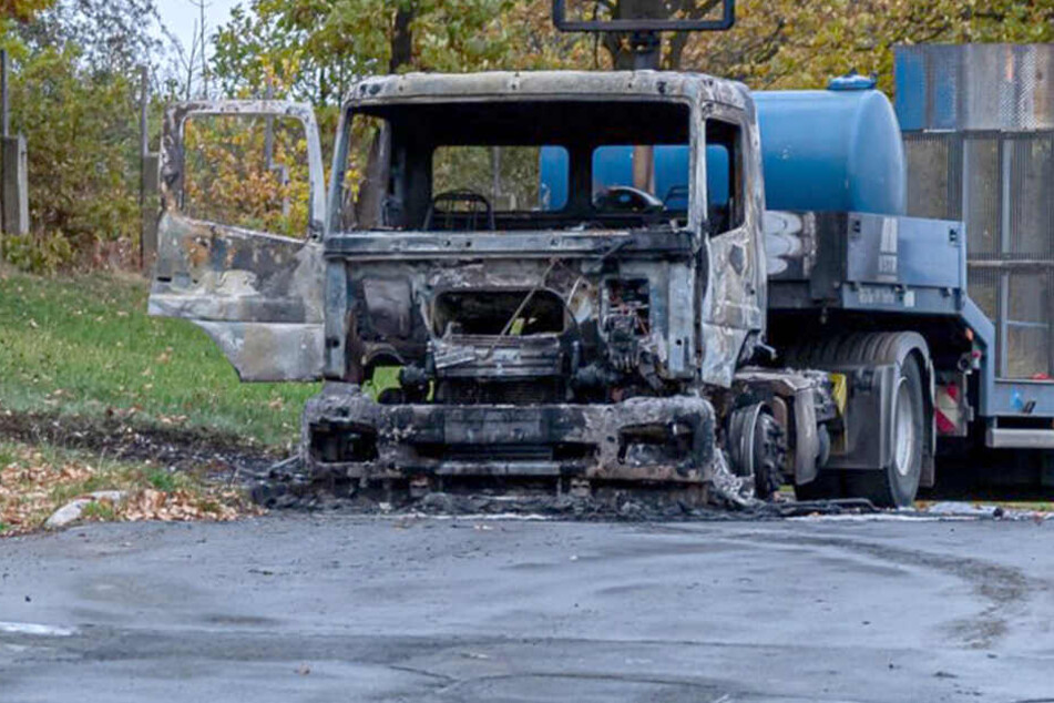 In Rodewisch gingen zwei Laster der Baufirma VSTR in Flammen auf.