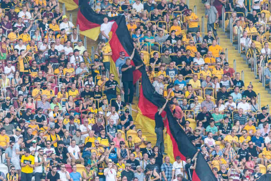 Beim Hinspiel der Dresdner gegen Hamburg wurden Deutschland-Fahnen im Fan-Block gehisst (Archivbild).