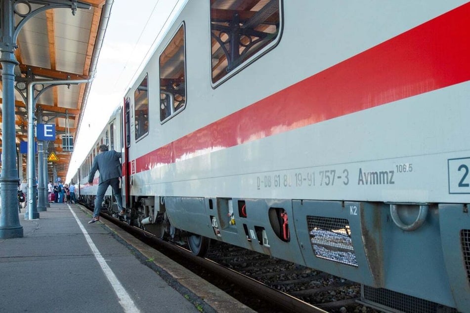 An einem IC hielt sich am 3. Januar eine 34 Jahre alte Frau in Kassel-Wilhelmshöhe unerlaubterweise fest. Gegen die spanische Staatsangehörige wird nun ermittelt. (Symbolbild)