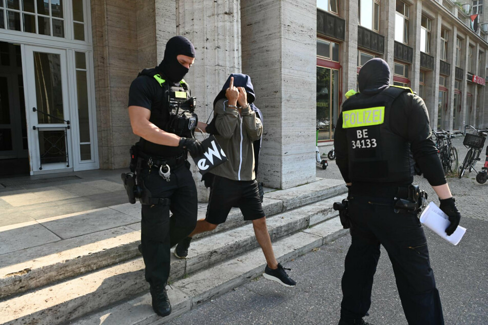 Am Mittwochmorgen durchsuchten wegen der Ermittlungen etwa 80 Polizistinnen und Polizisten vier Orte in Berlin, unter anderen eine Wohnung an der Karl-Marx-Allee in Berlin-Friedrichshain.