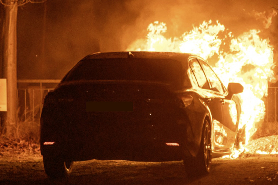 Dresden: Lauter Knall weckt Anwohner, dann steht ein Toyota in Flammen