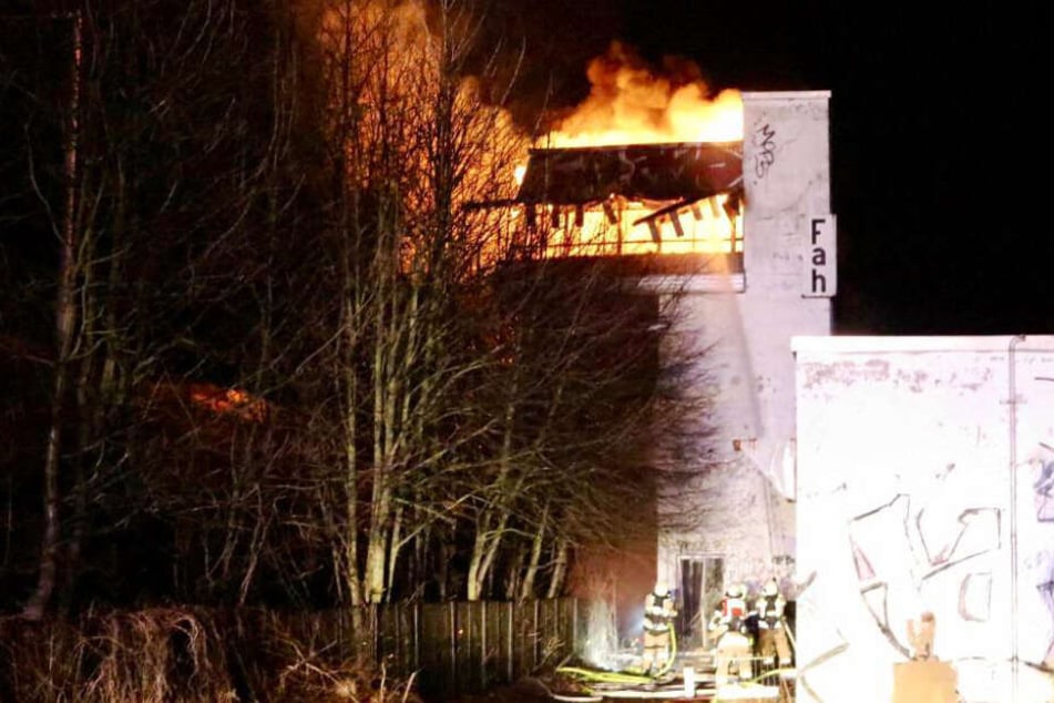 Gegen 22 Uhr war der Einsatz zunächst offiziell für beendet erklärt worden.