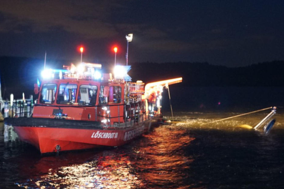 Noch am Donnerstagabend wurde das Segelboot durch das Löschboot der Feuerwehr geborgen.