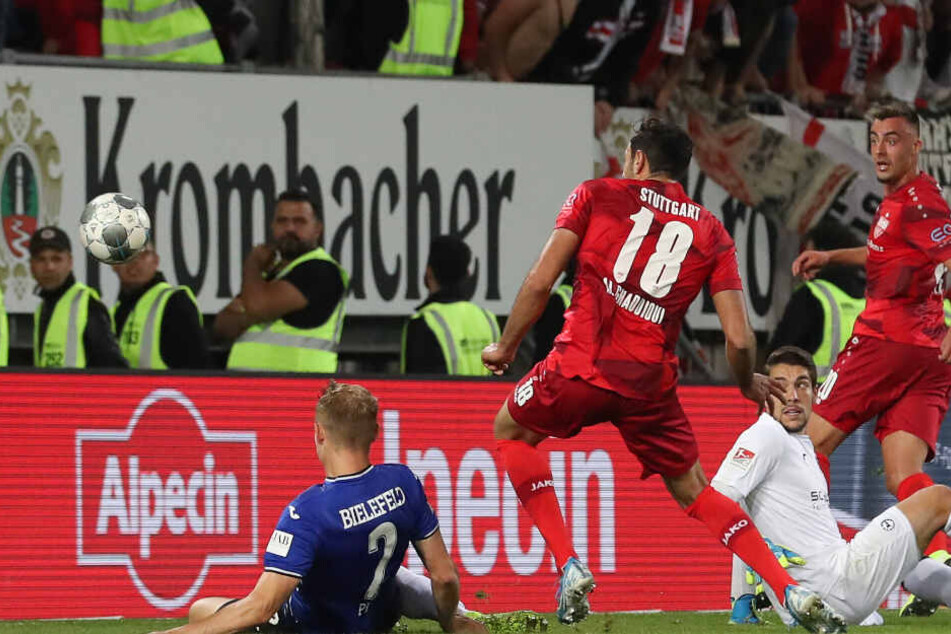 Der Torschütze Hamadi Al Ghaddioui (2.v.l) aus Stuttgart schiebt ein zum 1:0 gegen Bielefelds Amos Pieper (l) und Torwart Stefan Ortega (3.v.l).