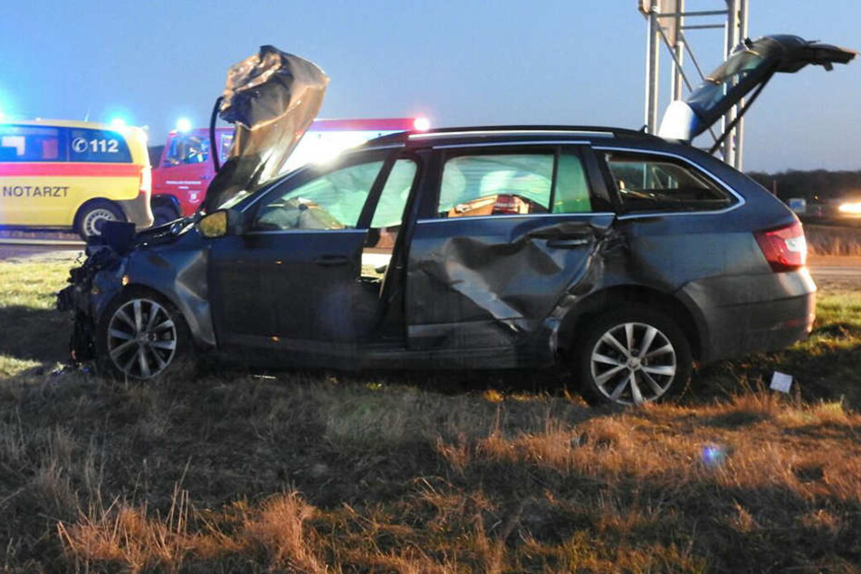 Nach ersten Informationen krachten auf Höhe Brandis ein Skoda Octavia und ein VW Passat zusammen.