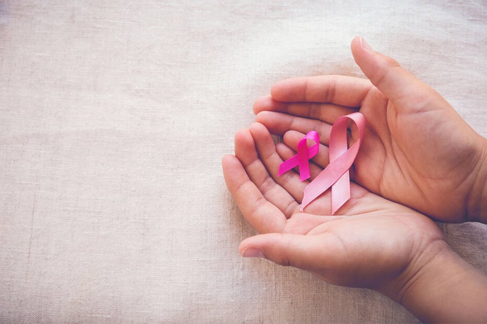 Die rosa Schleife mahnt den Kampf gegen Brustkrebs an.