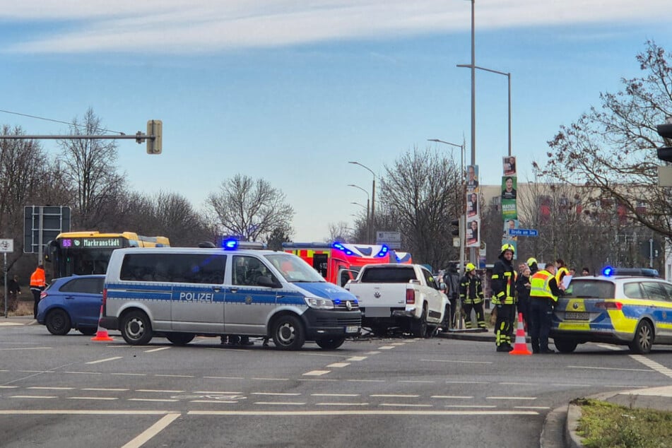 Die Kreuzung war im Zuge der Unfallaufnahme für etwa drei Stunden voll gesperrt.