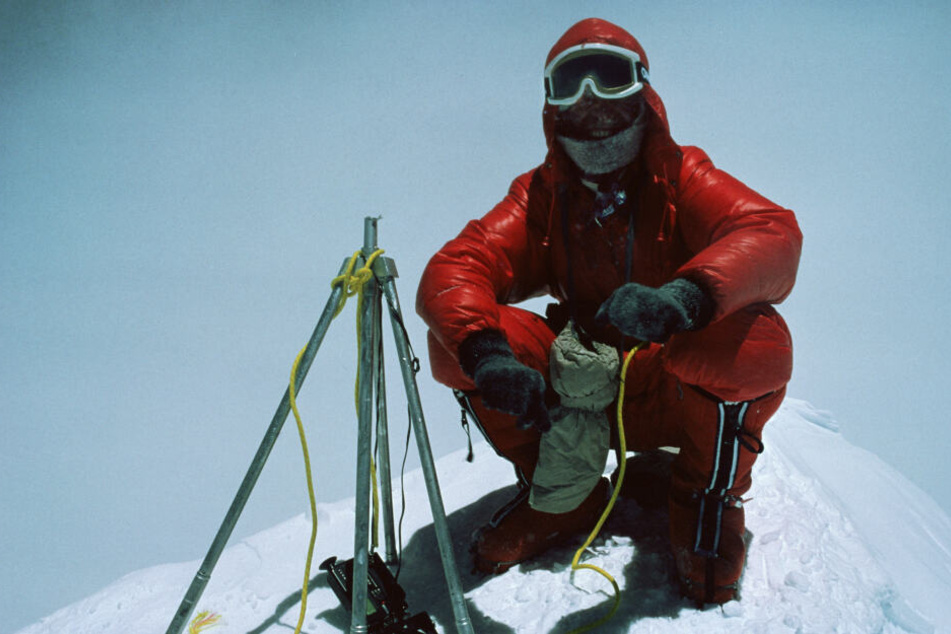 Das Foto zeigt Reinhold Messner auf dem Gipfel des Mount Everest. Vor 40 Jahren bestieg Reinhold Messer den höchsten Berg der Welt mit Peter Habeler ohne Sauerstoff.