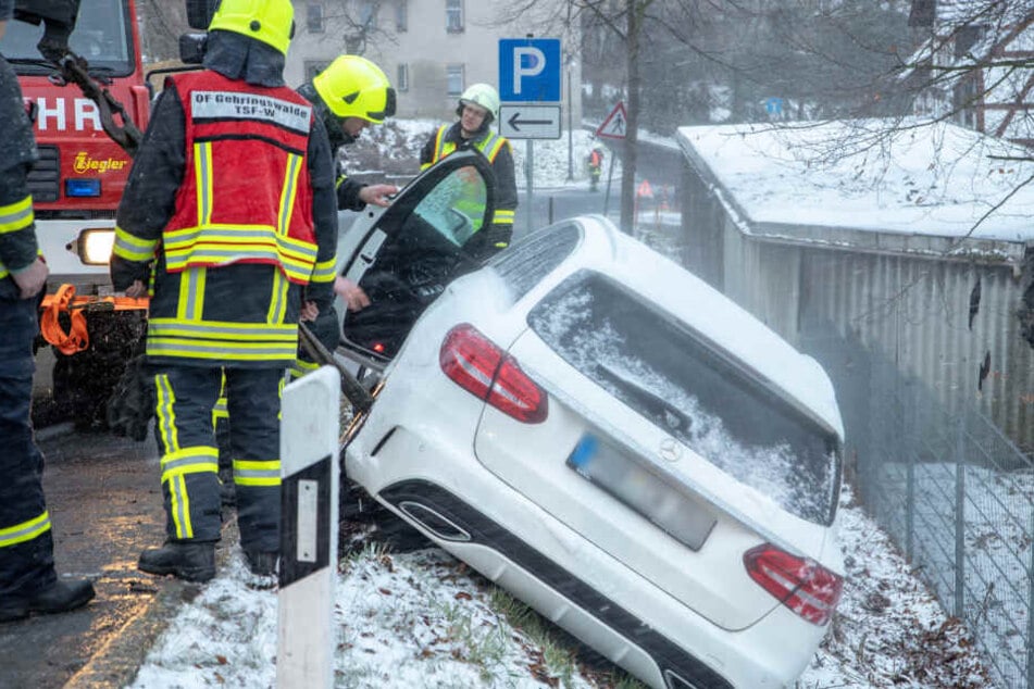 In Wolkenstein rutschte ein Mercedes in den Straßengraben.
