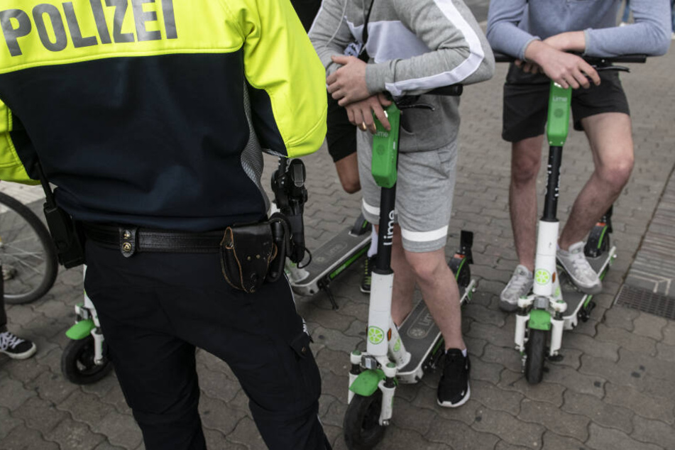 Bei Kontrollen der Polizei fielen schon einige E-Scooter-Fahrer durch Ordnungswidrigkeiten oder gar Straftaten auf (Symbolbild).