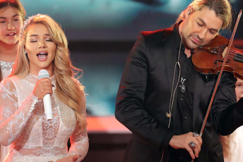Der Geiger David Garrett steht zusammen mit der YouTuberin Shirin David bei der Spendengala "Ein Herz für Kinder" auf der Bühne.