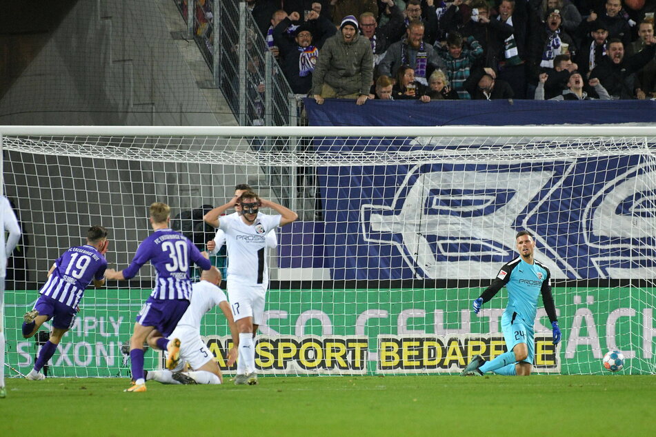 Das Siegtor! Omar Sijaric (19, l.) jubelt nach seinem Treffer, Ingolstadts Keeper Fabijan Buntic (24, r.) kann's nicht fassen.