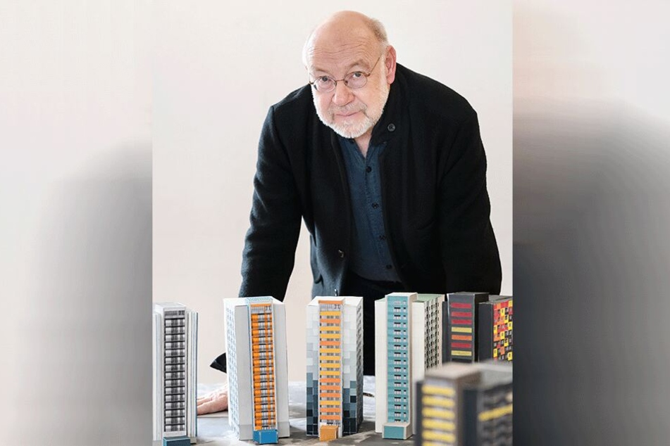 Professor Dr. Ralf Weber zeigt einige der Pläne.
