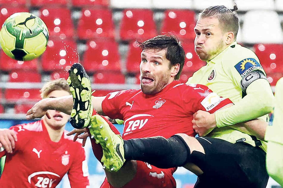 FSV-Sturmtank Ronny König (M., hier gegen Steven Ruprecht) kann sich aktuell nicht mehr so durchsetzen wie in den ersten spielen dieser Saison.