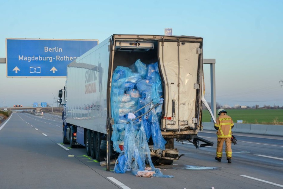 Der zweite Sattelzug verlor einen Teil seiner Ladung.