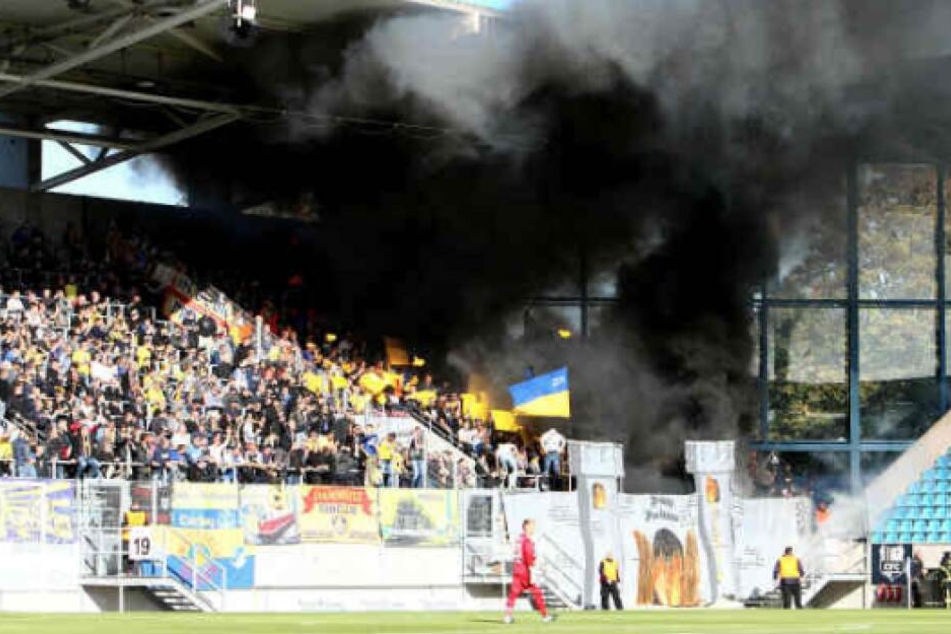 Im Regionalligaspiel zwischen dem CFC und Lok am 29. September zündeten die Leipziger Fans Pyrotechnik im Gästeblock an. Chemnitz gewann damals mit 3:1.
