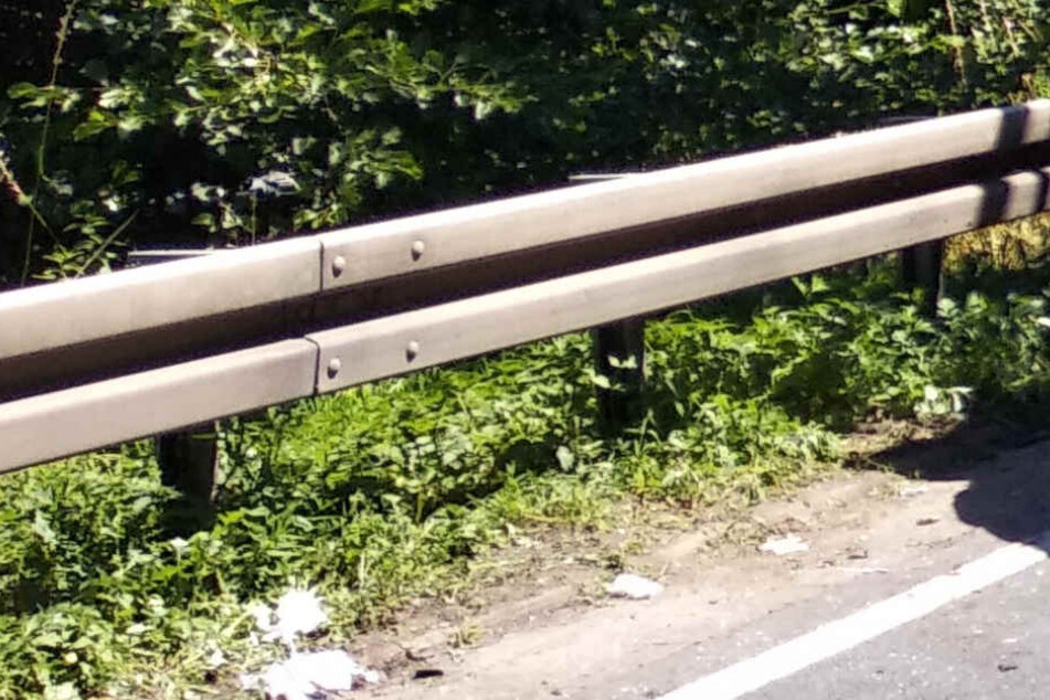 Der Rollerfahrer prallte gegen eine Leitplanke. (Symbolbild)