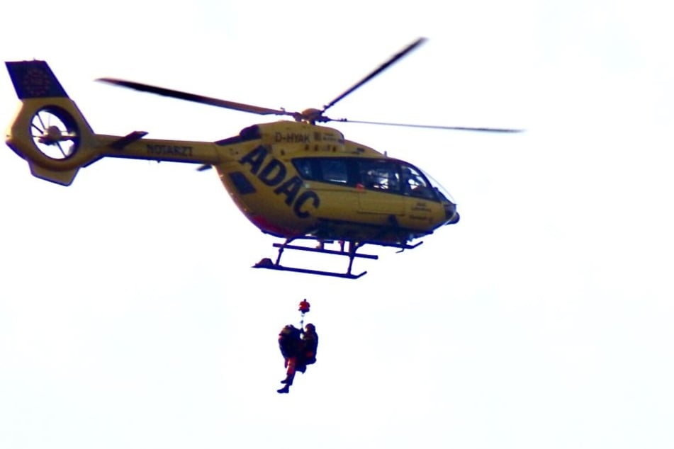 Der verletzte Kletterer wurde an einer Seilwinde mit dem Hubschrauber ausgeflogen und kam später ins Krankenhaus Friedrichstadt.
