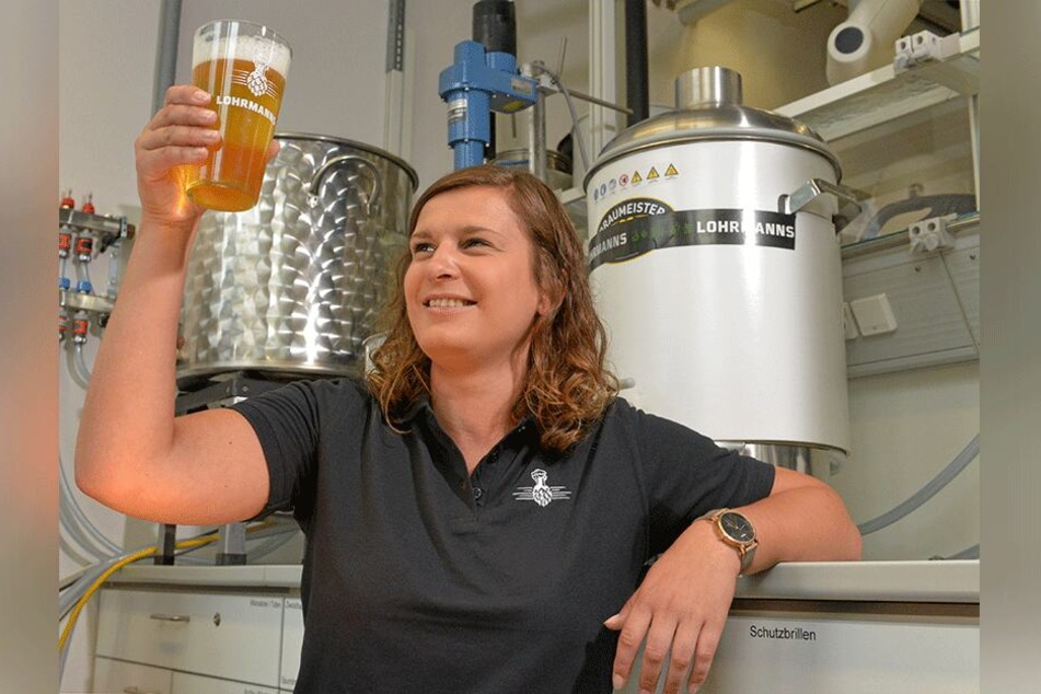 Sophia Witte beurteilt Klarheit und Farbe des eigenen Biers.