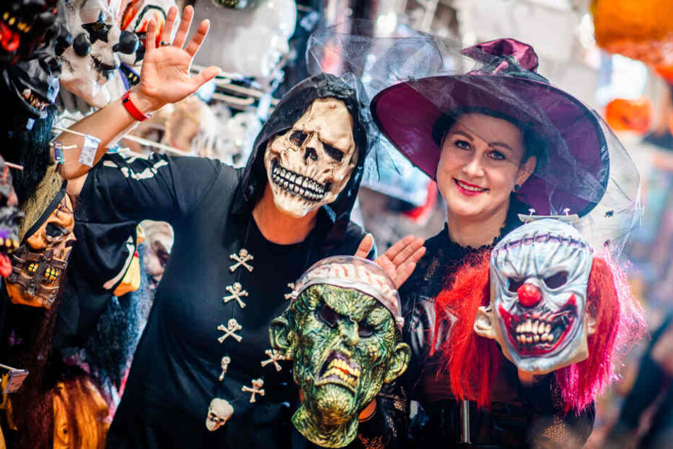 Sandra Baesler (links) und Janine Bittrich (31) von "Party Fiesta" wissen, welche Kostüme dieses Jahr besonders hip sind.