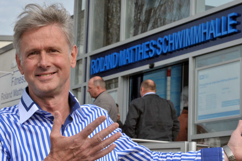 Roland Matthes steht vor einer Schwimmhalle im Jahr 2011.